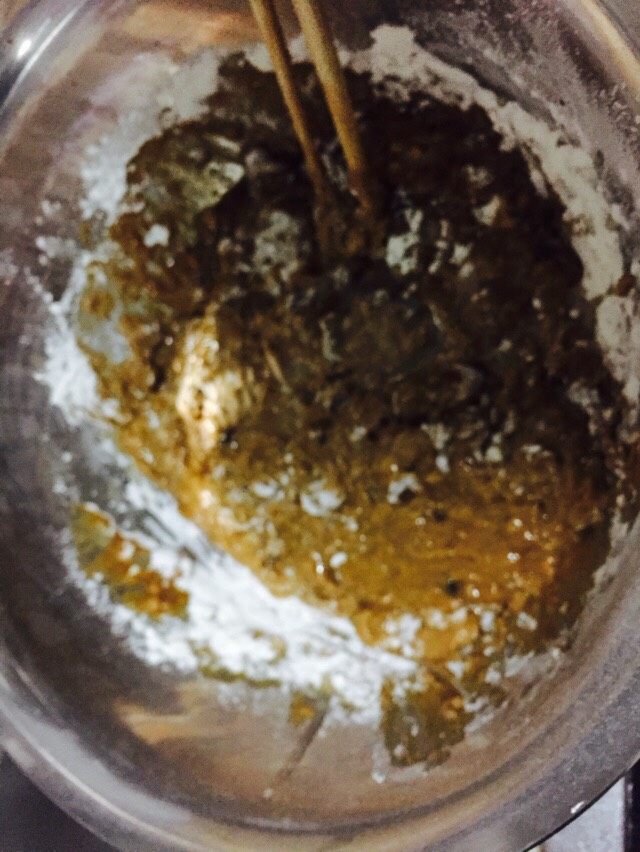红糖红枣发糕,加入面粉混合物十酵母水翻拌均匀至无明显颗粒,不要翻拌过头。