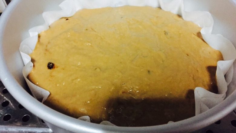 红糖红枣发糕,八寸活底蛋糕膜上面垫一张蒸馒头纸,好方便脱模