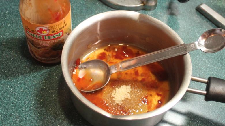 泰式吮指鸡块,趁空档制作酱汁:将酱汁材料都放入小钵。