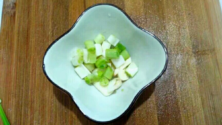厨房挑战+素菜+素烧冬瓜,切好的葱蒜装碗备用