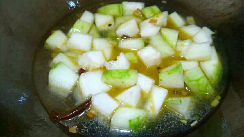 厨房挑战+素菜+素烧冬瓜,加适量的清水,没过冬瓜。