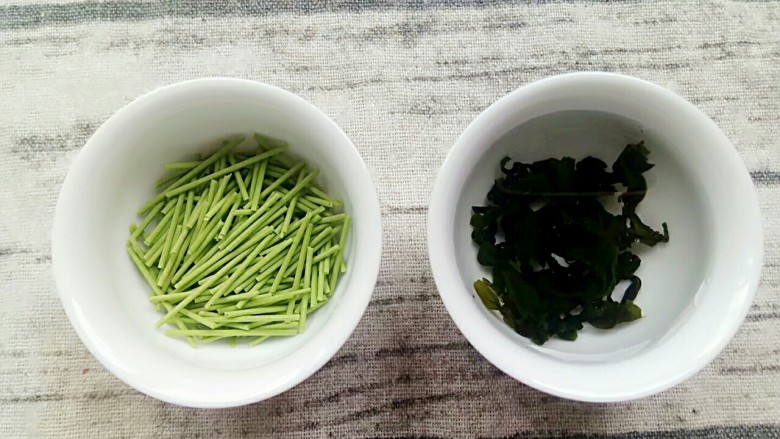 面条新吃法-蔬肉蒸太阳蛋,菠菜细面掰短,裙带菜泡发