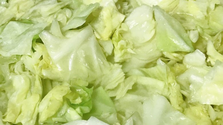 麻油蒜蓉卷心菜,看卷心菜叶颜色变深,马上捞出。