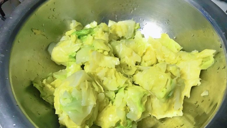 麻油蒜蓉卷心菜,撰在手里,用力撰干水分。