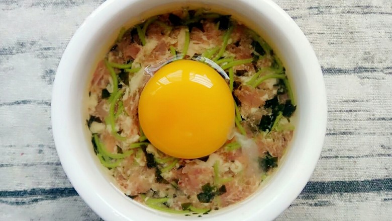面条新吃法-蔬肉蒸太阳蛋,打入鸡蛋,蛋黄刚好在中间,不会跑掉