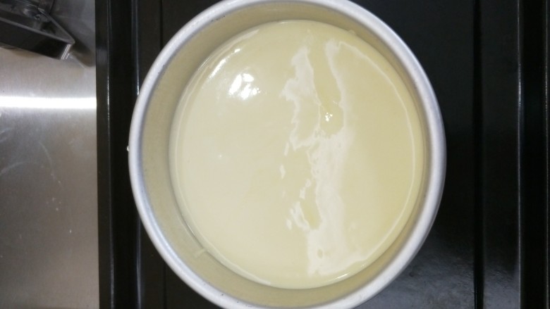 松软不变形的戚风蛋糕,轻轻震几下入烤箱,记得提前预热哦,145度左右