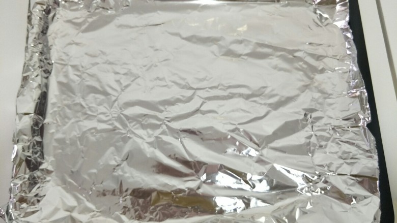 烤蒜香肋排,烤盘铺锡纸接油汁,方便清洗