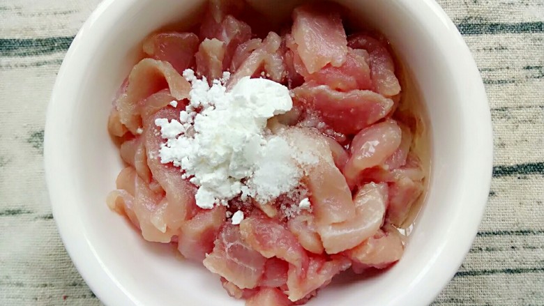 杂蔬炒米粉,泡米粉的同时先把瘦肉切小,再加入<a style='color:red;display:inline-block;' href='/shicai/ 512'>玉米淀粉</a>,一勺盐,两滴油