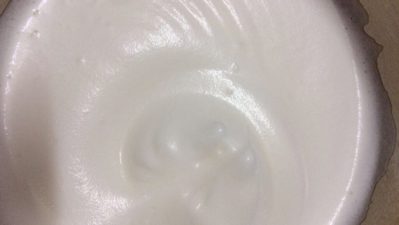 香橙杯子蛋糕,中速打发,蛋白开始慢慢变的浓稠,呈比较细密的状态,再加入1/3的细砂糖。