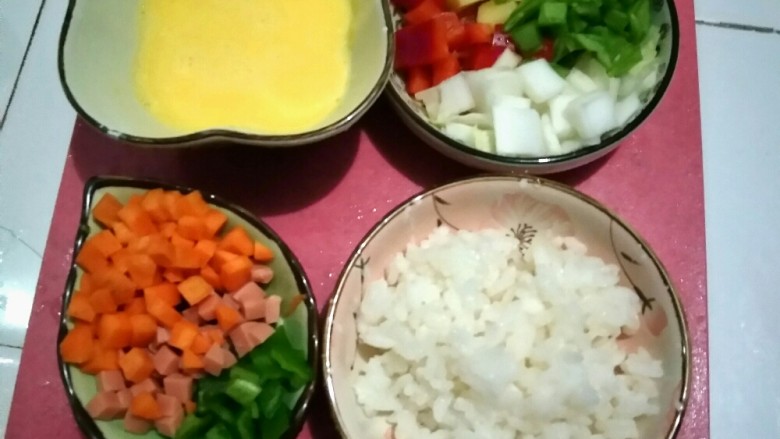 蔬菜丁炒饭,将所需食材准备好,蔬菜切丁,鸡蛋的蛋白、蛋黄分离