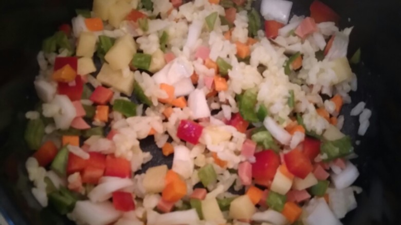 蔬菜丁炒饭,将切好的蔬菜丁倒入锅中,一起翻炒