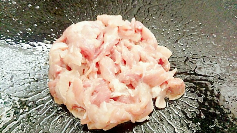 梅汁鸡蛋瘦肉黄瓜面,锅里重新放入一点油,油热放入瘦肉翻炒几下
