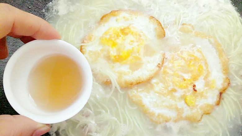 梅汁鸡蛋瘦肉黄瓜面,最后倒入梅汁(梅汁也可以按自己接受酸的程度放)就可以了