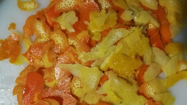 橙子果酱 化痰消食防感冒,橙皮和柠檬皮都刮好啦,累的手酸。