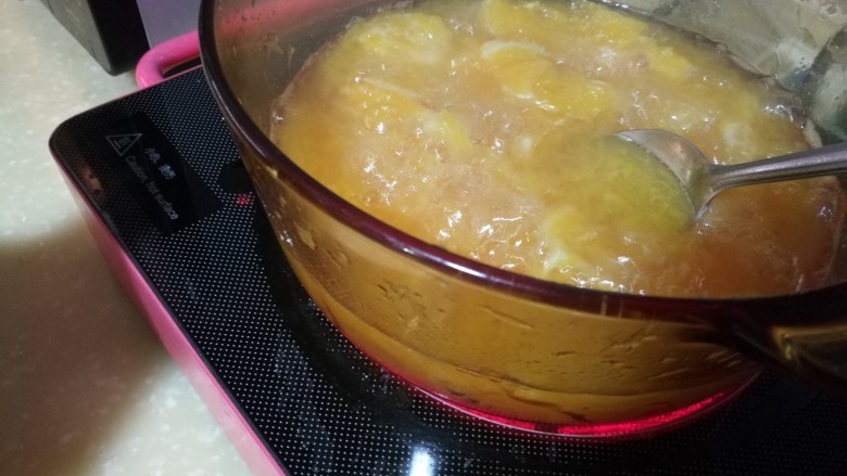 橙子果酱 化痰消食防感冒,中火煮二十分钟,边煮边搅拌,避免糊锅。