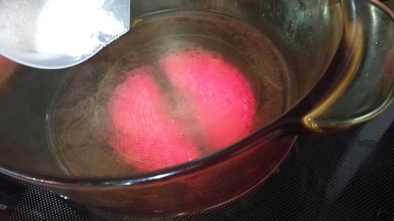 橙子果酱 化痰消食防感冒,锅中加200克水,加入白糖。
