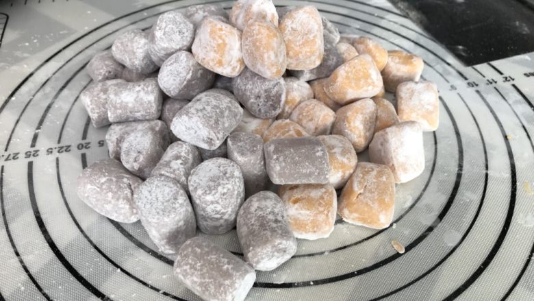手工芋圆,加木薯粉裹表面,防止粘黏,做多可以放冰箱冷冻,吃的时候直接煮