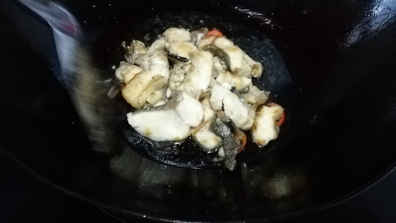 赣南特色小炒鱼,红辣椒和鱼块翻炒拌匀,加水