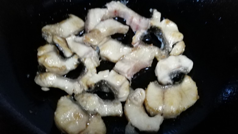 赣南特色小炒鱼,转小火,继续放鱼块,铺满