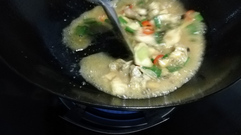赣南特色小炒鱼,放入红薯粉和味极鲜的混合液体,焖熟