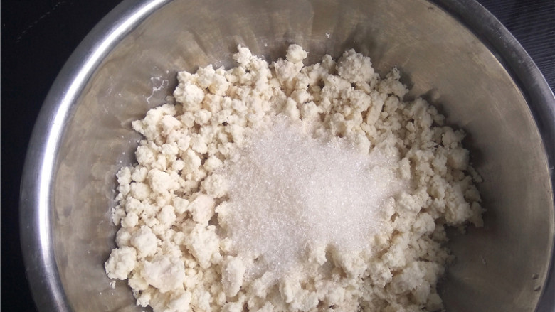 玉米煎饼,鲜玉米粉同白糖混合;