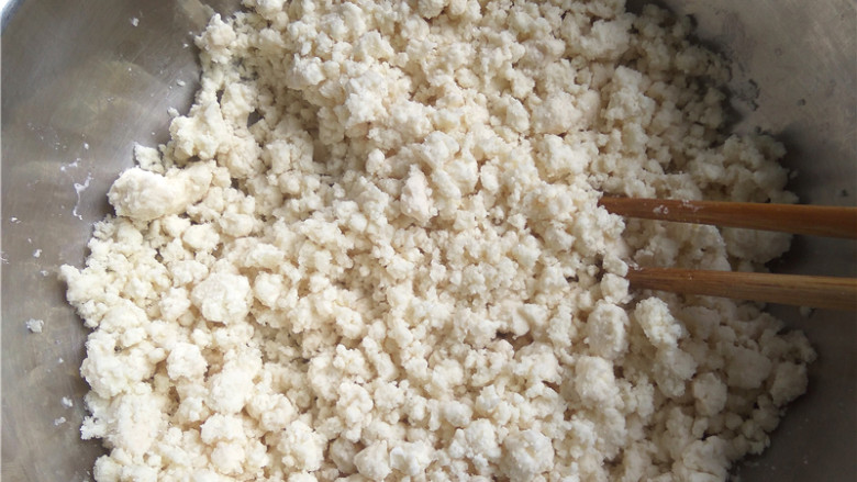 玉米煎饼,用筷子搅拌均匀;