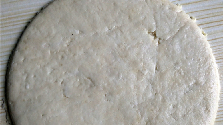 玉米煎饼,将碗拿走,圆形面片就做好啦;
