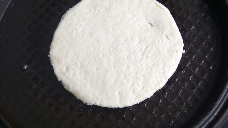 玉米煎饼,放入饼子生胚,不用合上盖子,也不用启动任何程序;