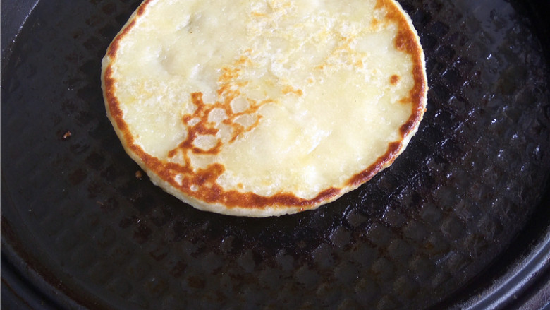 玉米煎饼,一面煎黄,翻面,煎熟即可;
