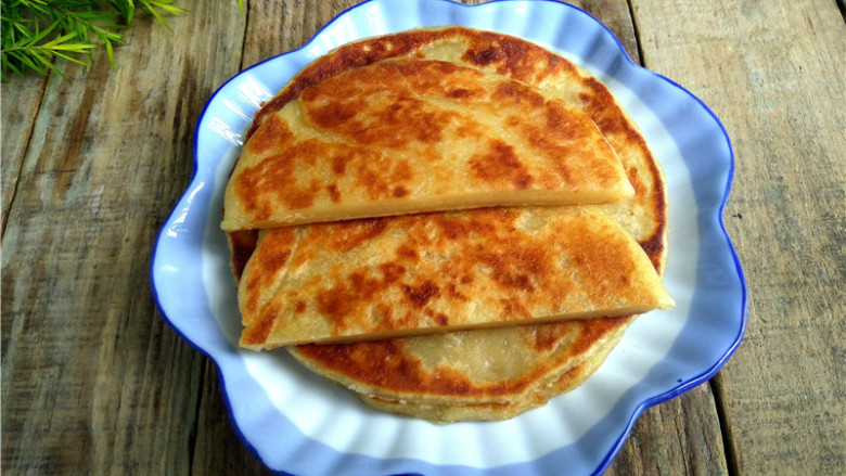 玉米煎饼,盛出,切片;【玉米煎饼】做好啦。