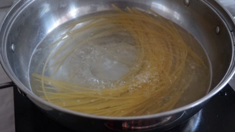 磷虾番茄意大利面,水开后放入盐,加意面煮10分钟,煮的过程中要搅拌一下,以免意面粘锅底