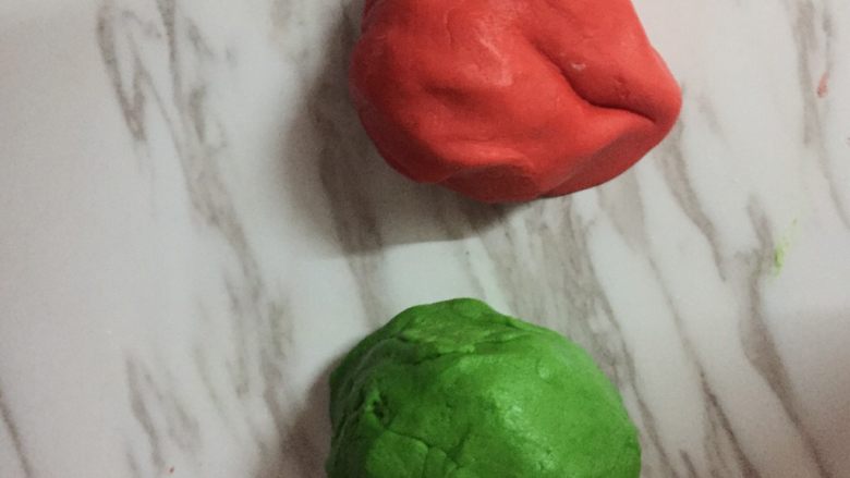 圣诞树饼干,将面团分为两份,加入色素揉成两个颜色的面团。