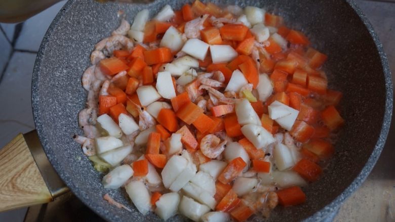 三色炒磷虾,要想更鲜味一点可以加鲍鱼汁