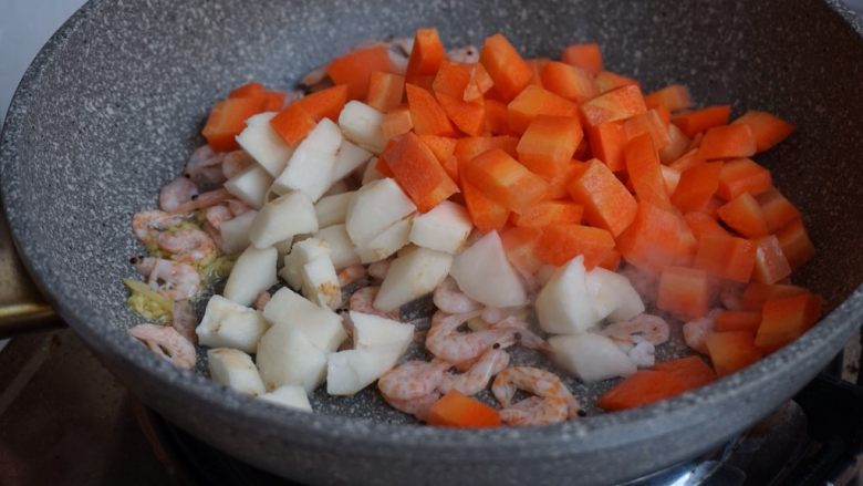 三色炒磷虾,加入胡萝卜粒