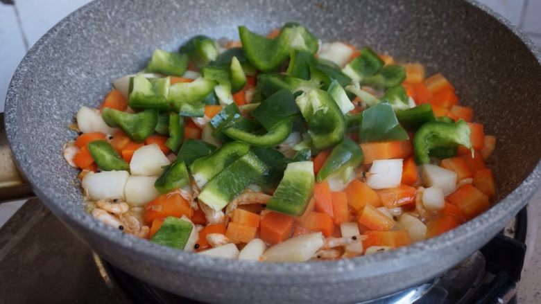 三色炒磷虾,加入青椒翻炒