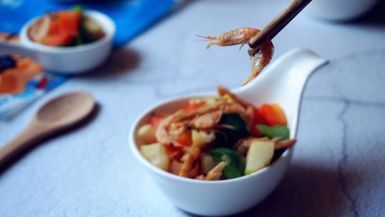 三色炒磷虾,最后用生粉勾芡收汁