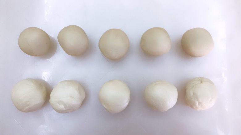 榴莲酥,油皮和油酥各分成5份,油酥30g每个,油皮36g每个