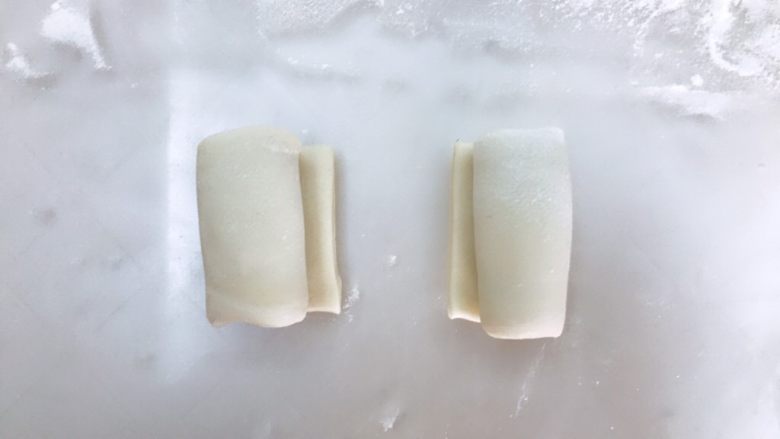 榴莲酥,中间切开,得到两个面团