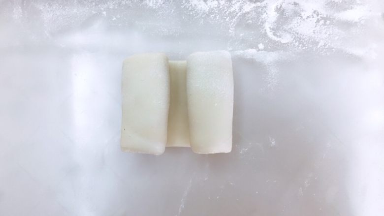 榴莲酥,两头卷起,两边卷的一致大小