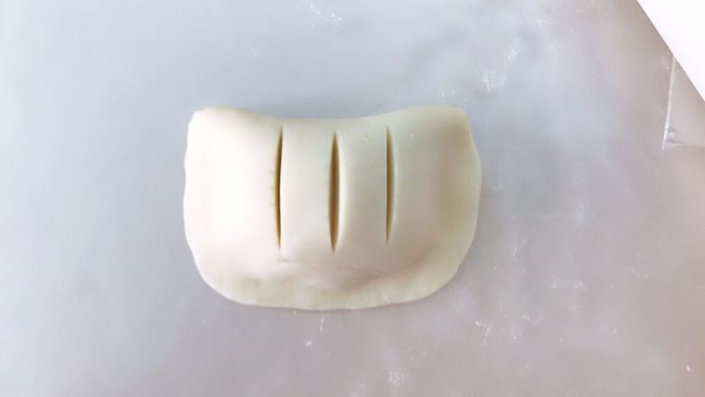 榴莲酥,用锯齿刀划三刀,防爆馅