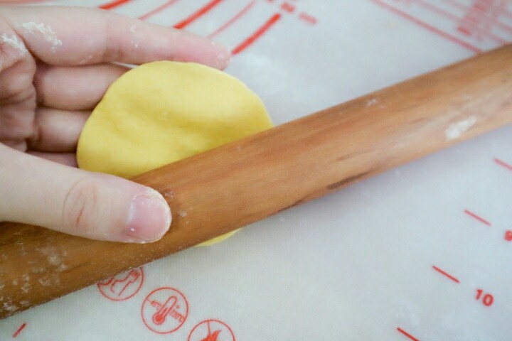 宝宝版香蕉馒头,将面球擀成圆形薄饼,就是饺子皮