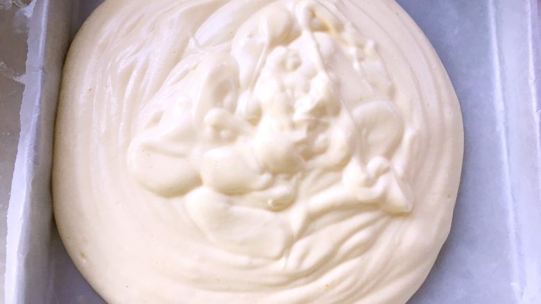 数字蛋糕,烤盘铺油纸,将翻拌好的面糊倒入模具内