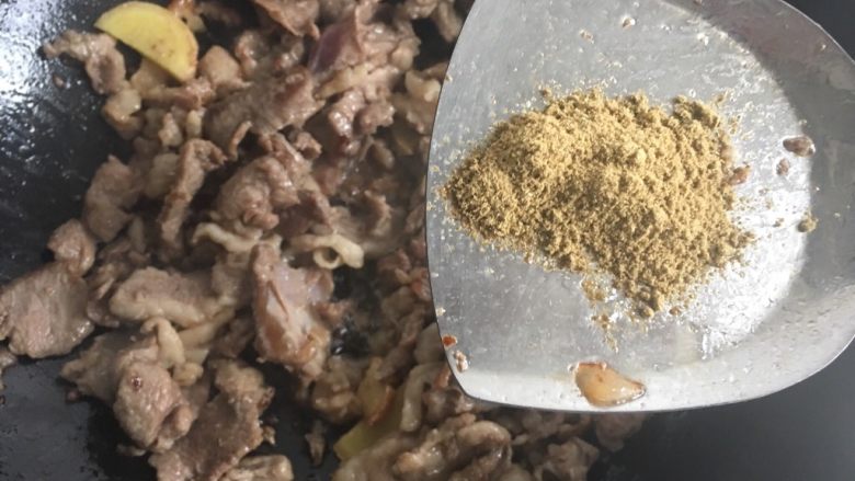 爆炒孜香羊肉,放入孜然粉