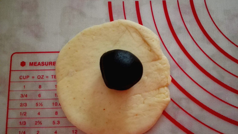 黑芝麻面包圈,取一个面团擀圆,中间包入适量黑芝麻馅,