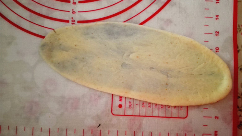 黑芝麻面包圈,用擀面杖擀成牛舌状,