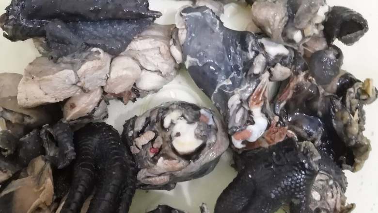 家常炖鸡汤, 焯水后的鸡肉捞出洗净备用。
我直接让老板剁的块,回来鸡爪的指甲就忘记去了。如果记得的话最好把指甲去掉,指甲部分腥味重。