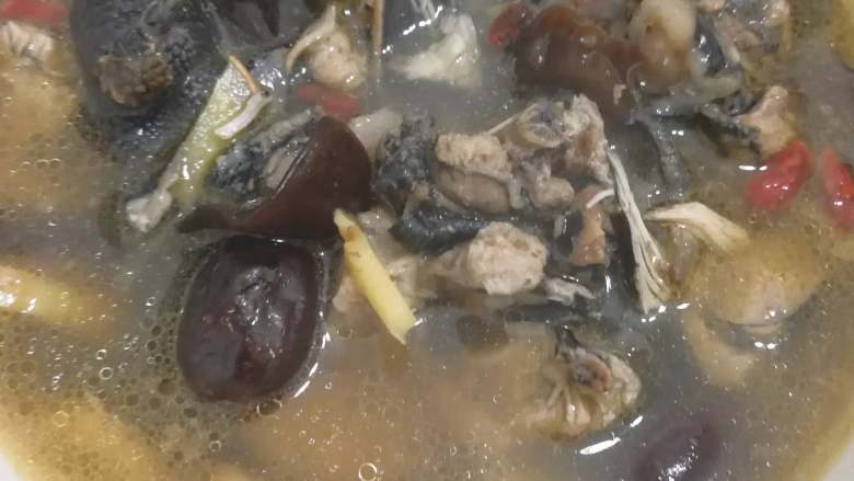 家常炖鸡汤,出锅前用盐和味精调味,再放一小把枸杞。