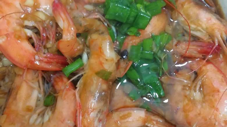 蒜蓉粉丝虾,如果今天比较懒,直接把虾洗干净到盘子里,倒上蒸鱼豉油,加上蒜蓉。上锅蒸5分钟。
这样做出来的虾,虽然卖相差一点,味道也是很不错的。
