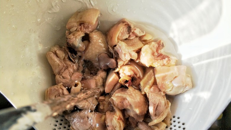 大盘鸡拉条子,纯净水冲去浮沫,洗净