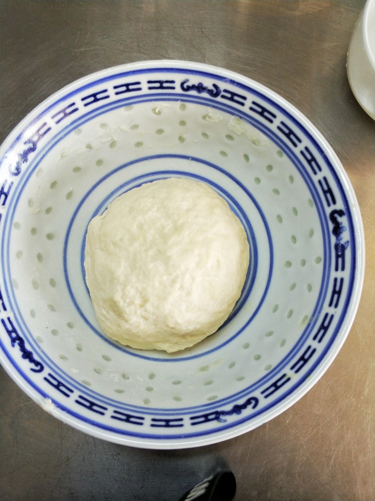 大盘鸡拉条子,揉成面条,盖保鲜膜醒20分钟